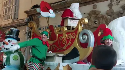 Momento en el que pasa la carroza de Papa Noel en las calles de San Fernando.