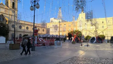 Una pareja pasa por la plaza San Antonio con toda la decoración de Navidad este 1 de diciembre. Foto: José Luis Porquicho Prada.