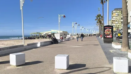 Paseo marítimo de Cádiz prácticamente desierto en pleno puente de diciembre, con muy pocos peatones y una imagen inusualmente tranquila.