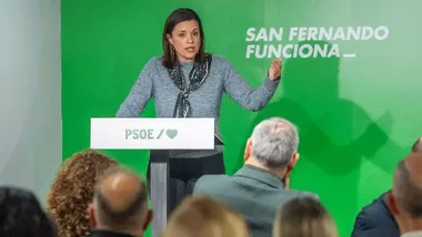 Patricia Cavada hablando delante de un fondo verde.