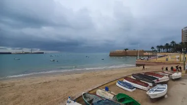 La playa de la Caleta de Cádiz esta mañana del 31 de diciembre con la llegada de nubes amenazantes. Foto: José Luis Porquicho Prada.