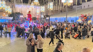 Plaz ade San Antonio repleta de público y con numerosas atracciones infantiles.