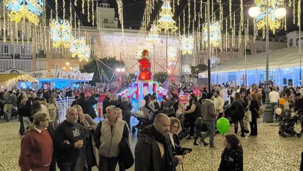 La plaza de San Antonio es uno de los puntos centrales de la agenda de actividades navideña con la pista de hielo y otras atracciones. Foto:: José Luis Porquicho Prada.