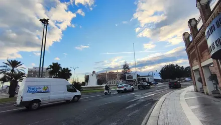 Plaza de Sevilla de Cádiz con cielos con algunas nubes y mucho frío. Foto: Eulogio García.