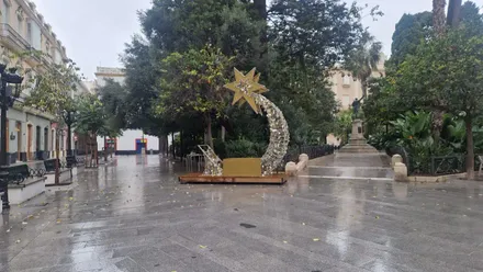 Plaza de Candelaria con el adornod de navidad y el suelo mojado tras el chaparrón.