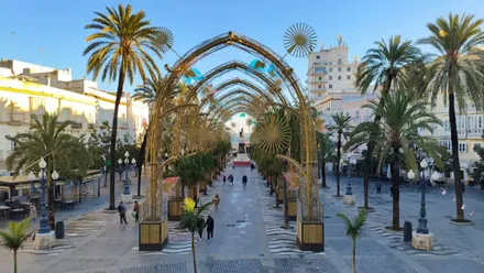 Cielo despejado en Cádiz desde el balcón del Ayuntamienrto en una jornada muy fría y con la iluminación de Navidad en primer plano.