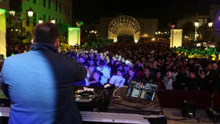 DJ pinchando música en las "preUvas" de Chiclana.