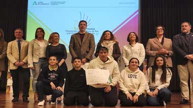 Alumnos y profesores de Cádiz posan delante de una pantalla.