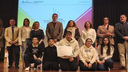 Alumnos y profesores de Cádiz posan delante de una pantalla.