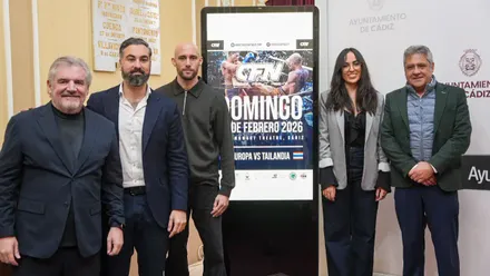 Carlos Coello, junto a la directora del evento Lola Cazalilla, el presidente del Cádiz CF Manuel Vizcaíno, el direcor de la Fundación Cádiz CF, Pepe Mata, y el concejal de Deporte Carlos Lucero, durante la presentación oficial del combate que se disputará el 8 de febrero en la Sala Momart Theatre.