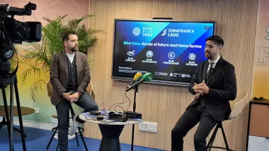 Fran González y José Baqueiro presentan el programa Blue Core 360º ante los medios en Zona Base Incubazul, con un cartel azul del proyecto al fondo.