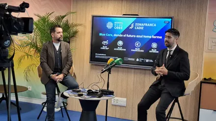 Fran González y José Baqueiro presentan el programa Blue Core 360º ante los medios en Zona Base Incubazul, con un cartel azul del proyecto al fondo.