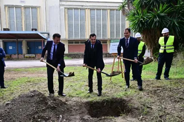 El presidente de la Junta de Andalucía, Juanma Moreno, el alcalde de Cádiz, Bruno García, y el consejero de Justicia, José Antonio Nieto, sostienen sendas palas durante el acto de colocación de la primera piedra de la futura Ciudad de la Justicia de Cádiz, junto al punto donde se introdujo la tradicional urna conmemorativa.