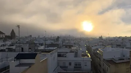 Densa niebla en Cádiz pasadas las 8:30 horas. En la imagen ya no se observaban ni la Catedral ni el Puente de la Pepa desde La Viña. Foto. José Luis Porquicho Prada.