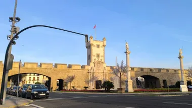 La Puerta de Tierra de Cádiz bajo un cielo azulísimo y muy despejado este martes 9 de diciembre. Foto: José Luis Porquicho Prada.