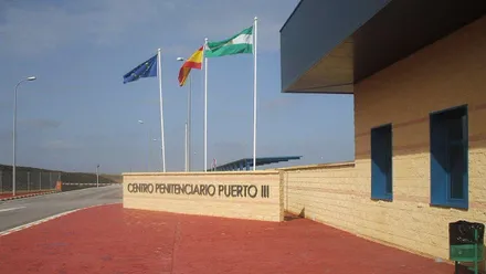 Muro en el que se lee Puerto III, de la prisión en El Puerto.