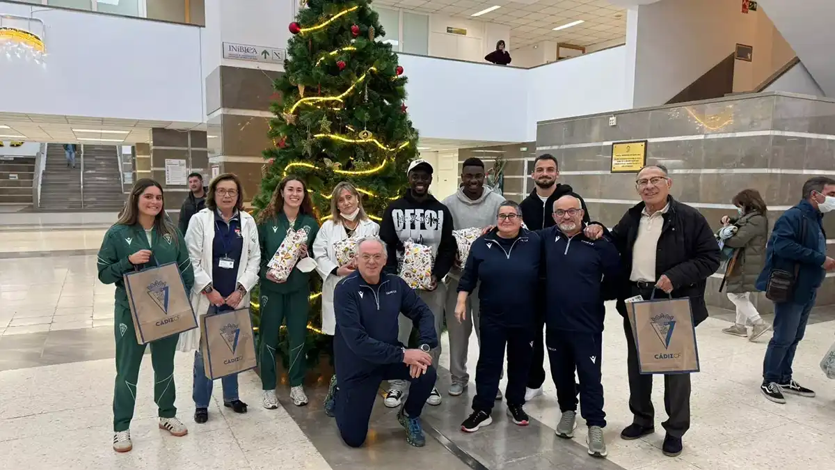 Representación del Cádiz y personal del Hospital de Puerto Real ante un árbol de Navidad. Foto: Cádiz CF