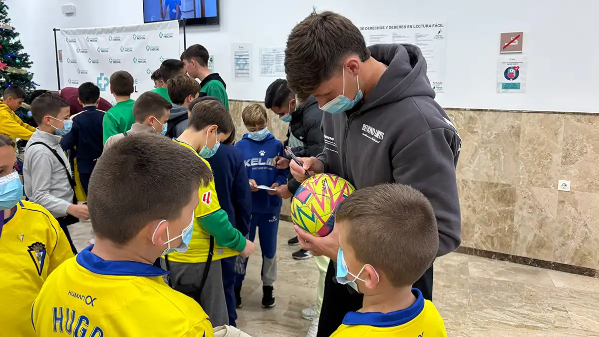 Autógrafos y regalos hicieron las delicias sobre todo las pequeñas y los pequeños cadistas. Foto: Cádiz CF.
