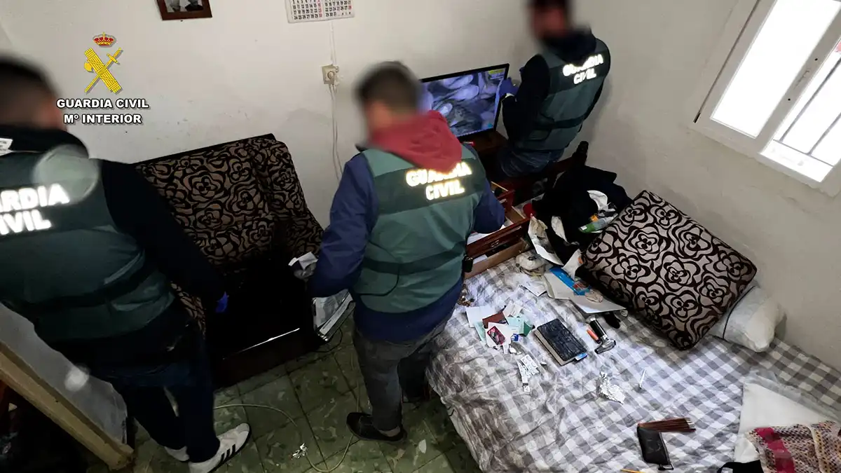 Un momento del registro de la Guardia Civil. Foto: Guardia Civil.