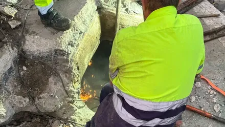 Operario tratando de reparar una de las fugas de agua en Puerto Real.