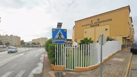 Edificio de la residencia Bahía, fachada color albero.