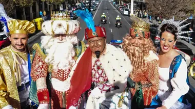 Los tres reyes magos junto al cartero real y la estrella de oriente.