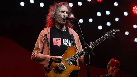 Robe Iniesta interpretando una de sus canciones.