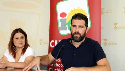 Roberto Palmero junto a Susana Rivas y de fondo el logotipo de IU.