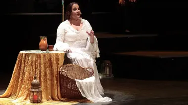 Rocío Ruiz cantando en el escenario.