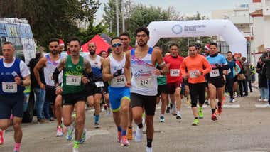 Diferentes corredores en el transcurso de la prueba deportiva en Rota.