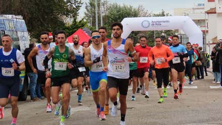 Diferentes corredores en el transcurso de la prueba deportiva en Rota.