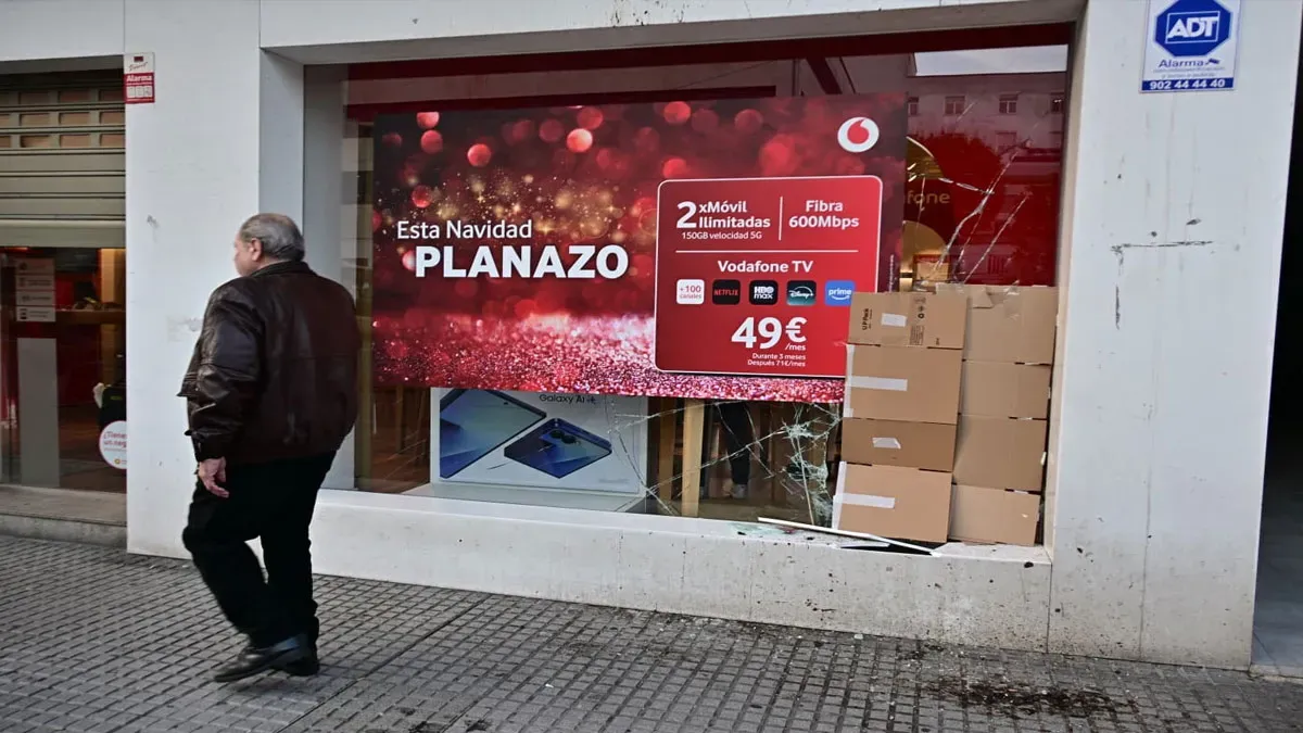 Imagen del escaparate de la otra tienda que ha sufrido este robo. Foto: Eulogio García.