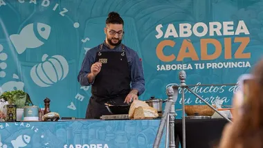 Chef en "Saborea Cádiz" preparando un plato ante el público.