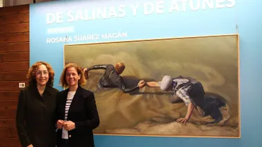 Rosana Suárez y Manuela Pérez posan delante de un cuadro de la exposición.