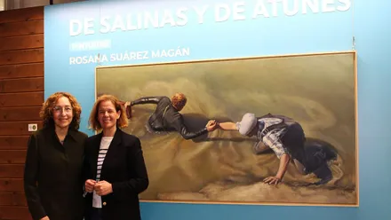 Rosana Suárez y Manuela Pérez posan delante de un cuadro de la exposición.