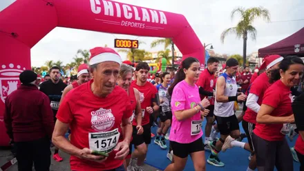 El alcalde de Chiclana corriendo la San Silvestre con un gorrito de Papa Noel.