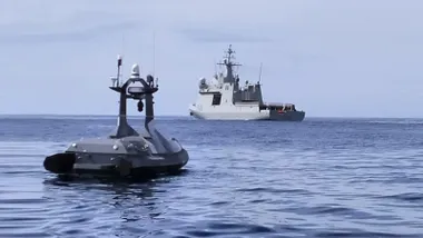 Busque de la Armada española al fondo y el dron Sead 23 en primer término.