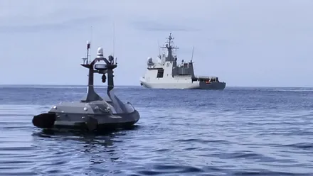 Busque de la Armada española al fondo y el dron Sead 23 en primer término.