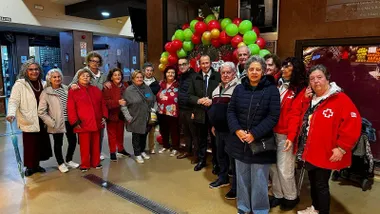 El alcalde y los miembros de la Cruz Roja en el "Día Contra la Soledad No Deseada".