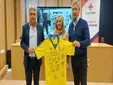 Una camiseta, una historia y una causa: Cruz Roja sortea la réplica firmada por los mitos del Cádiz CF de 1985
