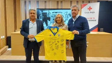 Pepe Mata, de la Fundació Cádiz CF, carmen de Lara, de Criz Roja Cádiz, y Hugo Vaca, de los veteranos del Cádiz CF, en la presentación del sorteo de la camiseta.