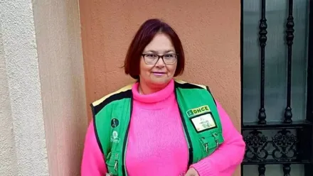 Ángeles Sánchez con el chalequillo verde de la ONCE. Ha dado el Sueldazo en Puerto Real.