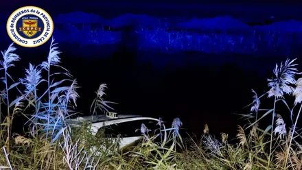 Taxi metido casi totalmente en el agua, sólo sobresale la mitad de las ventanillas al techo.