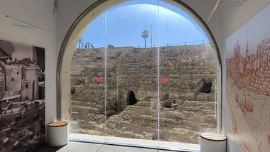 Imagen del Teatro Romano de Cádiz a través de la cristalera del Centro de Interpretación del mismo. Foto: José Luis Porquicho Prada.