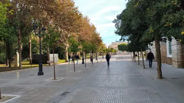 Cielo despejado en la plaza de España de Cádiz. Foto: Eulogio García.