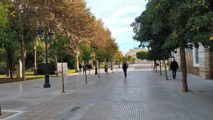 Cielo despejado en la plaza de España de Cádiz. Foto: Eulogio García.