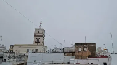 Torre Tavira este 24 de diciembre que ha amanecido con una intensa niebla en Cádiz.