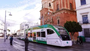 Trambahia en San Fernando, de color blanco y verde.