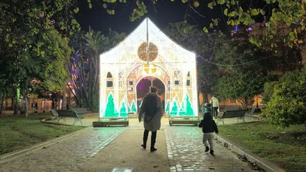 Una madre y su hijo pasean por la plaza de España con el alumbrado extraordinario de Navidad. Foto: José Luis Porquicho Prada.