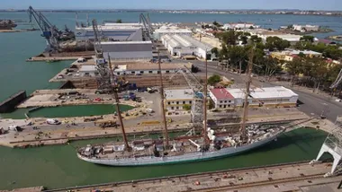 Varada del buque escuela Juan Sebastián Elcano en astilleros de Navantia.